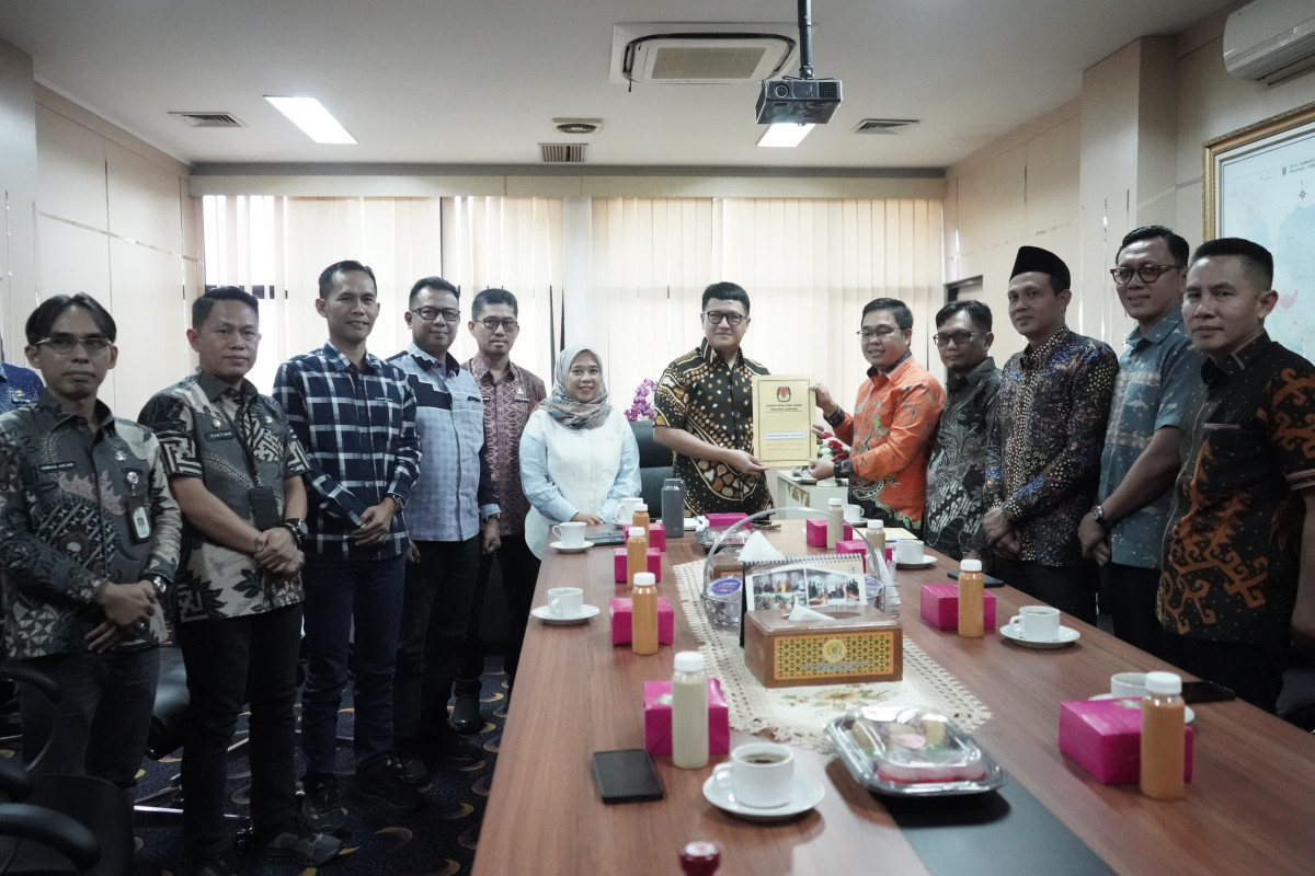 Foto Prosesi Komisi Pemilihan Umum (KPU) Provinsi Lampung menyerahkan surat keputusan penetapan Rahmad Mirzani Djausal dan Jihan Nurlela sebagai Gubernur dan Wakil Gubernur Lampung periode 2025-2030 kepada DPRD Lampung, Jumat (10/1/2025).